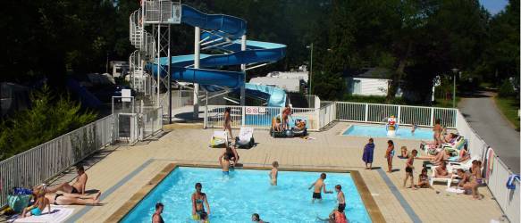 CAMPING LES ACACIAS ****, au bord d'une rivière en Auvergne-Rhône-Alpes