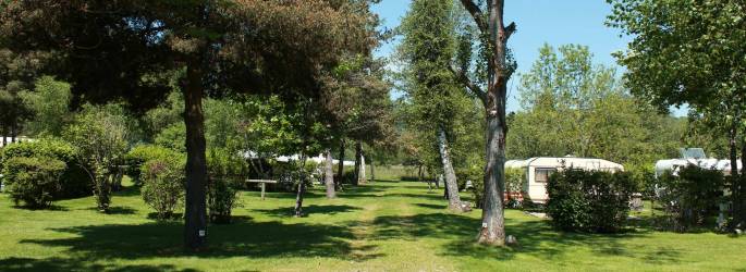 CAMPING LES NARCISSES ***, en el borde de un río en Auvergne-Rhône-Alpes