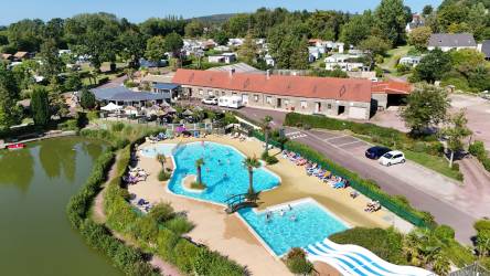 CAMPING L'ETANG DES HAIZES ****, en el borde del lago o de un estanque en Normandie