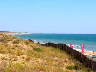 CAMPING LE CLOS DES PINS ****, en el borde del mar en Pays de la Loire