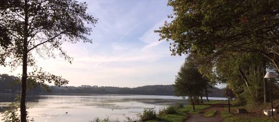 CAMPING DU LAC ***, en el borde del lago o de un estanque en Bretagne