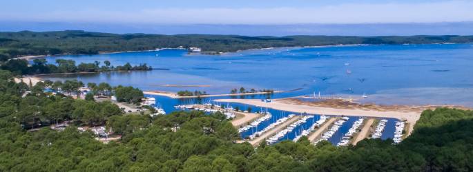 CAMPING LES ECUREUILS *, en el borde del lago o de un estanque en Nouvelle-Aquitaine