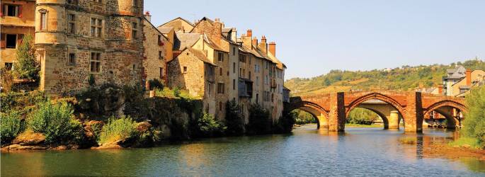 CAMPING ROC DE L'ARCHE , en el borde de un río en Occitanie