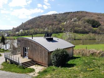 VILLAGE VACANCES DU LAC DE MENET ****, en el borde del lago o de un estanque en Auvergne-Rhône-Alpes