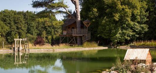 CAMPING DU DOMAINE DE LA ROCHE BELLIN , en el borde de un río en Centre-Val de Loire
