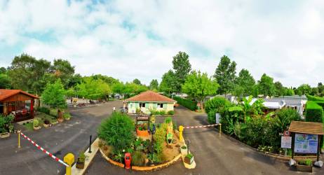 CAMPING LES ACACIAS ***, en el borde del mar en Nouvelle-Aquitaine