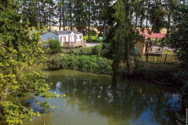 CAMPING DOMAINE LES PEUPLIERS ***, en el borde del lago o de un estanque en Bretagne